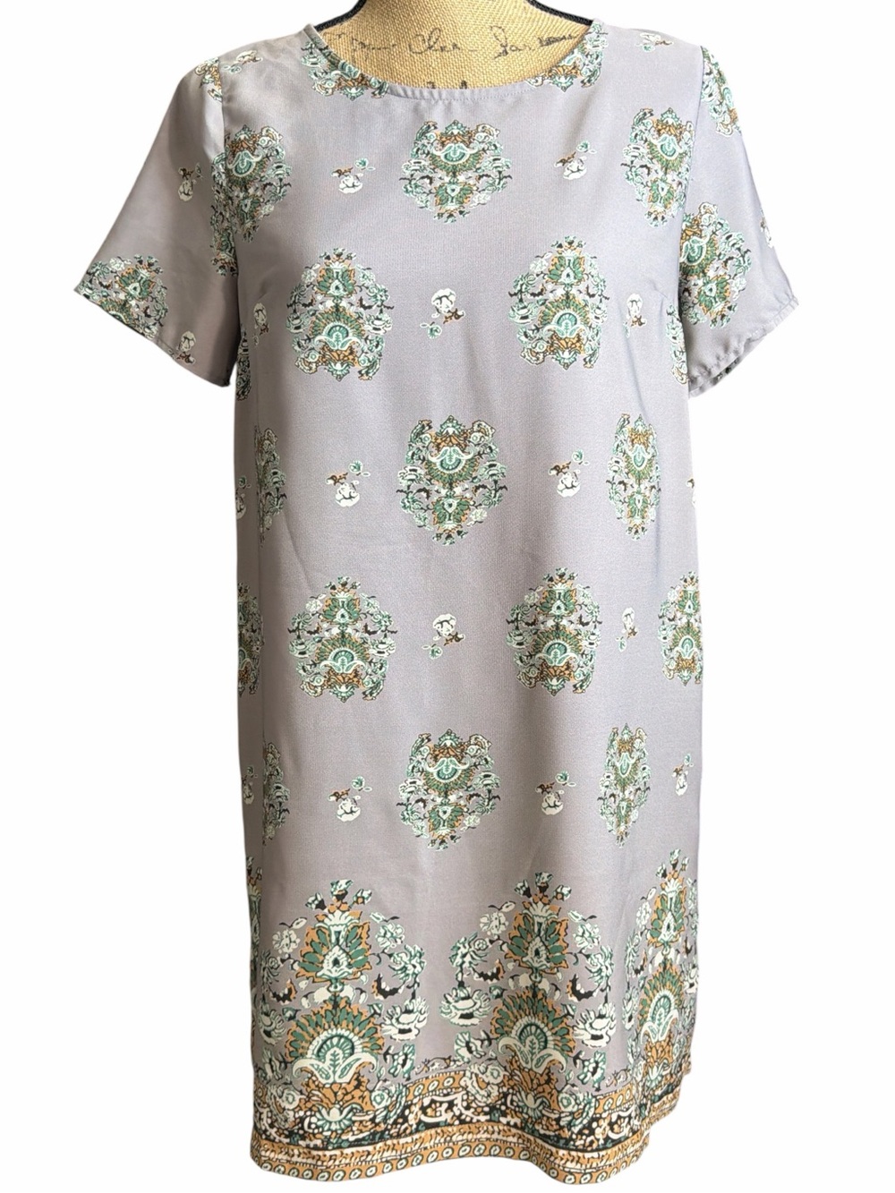 Lulus Light Gray Printed Shift Dress with Green & Gold Motif. EC. Size medium